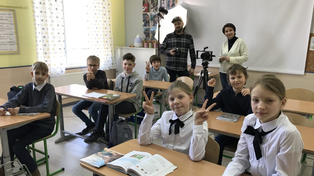 На съёмочной площадке. Класс, дети, съёмочная группа.