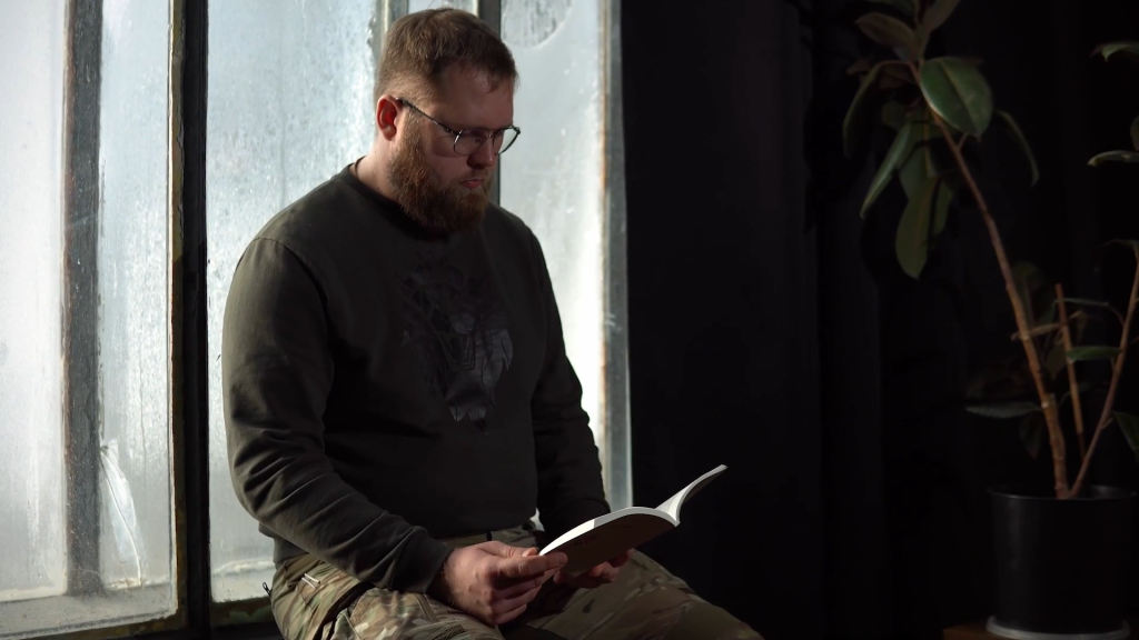 Андрій Полухін читає Євангеліє