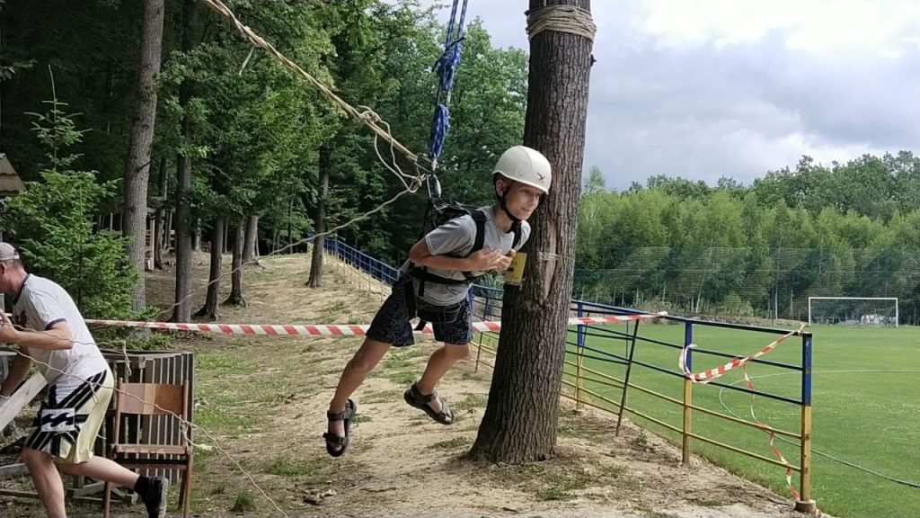 Хлопець в шоломі на самокаті