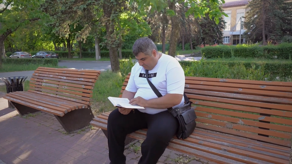 Азат Азатян читає Біблію