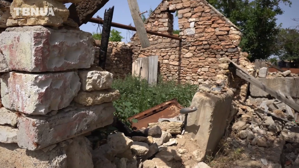 Зруйнована хата
