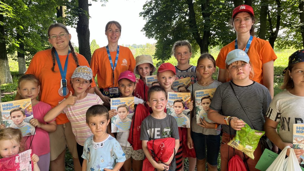 Табір. Діти з подарунками