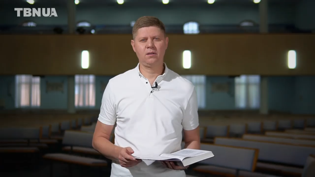 Микола Савчук з Біблією проповідує