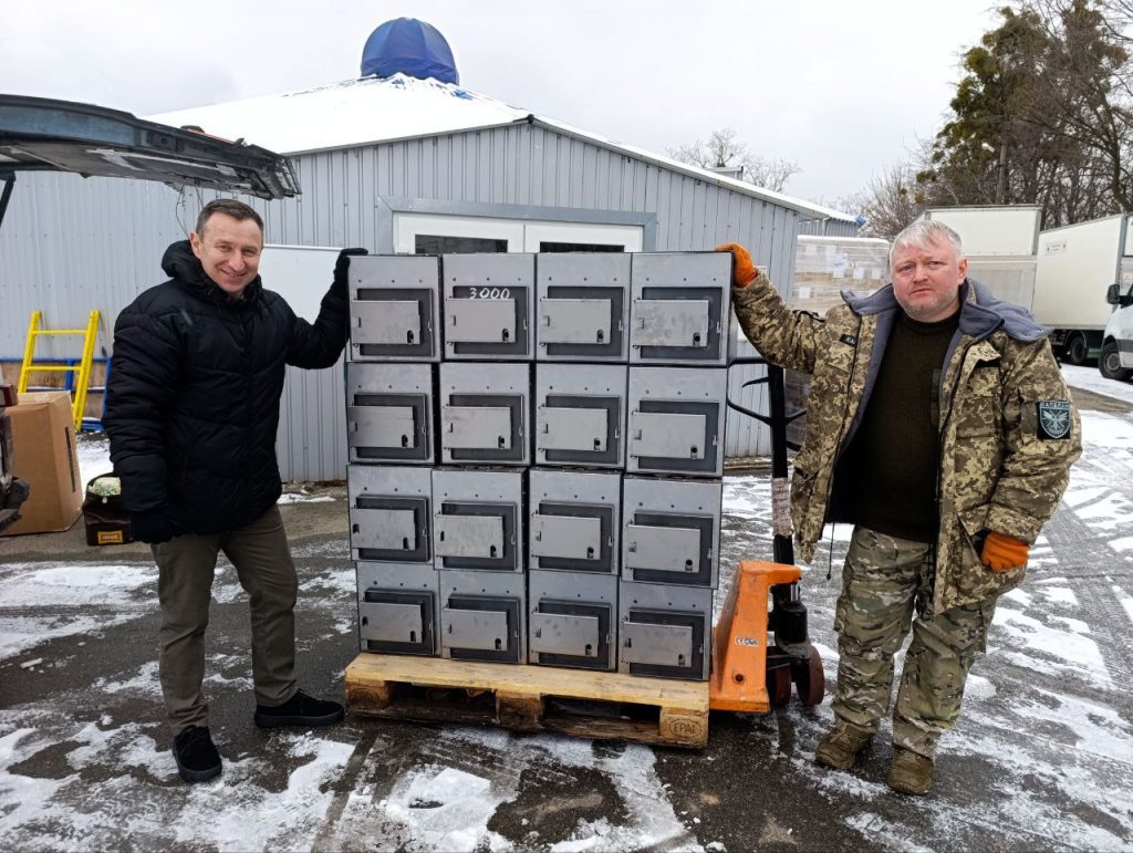 Волонтери біля буржуйок на тележці