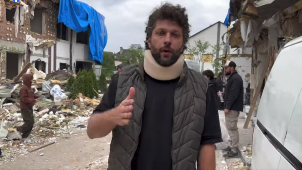 Марк біля зруйнованого російською ракетою будинку