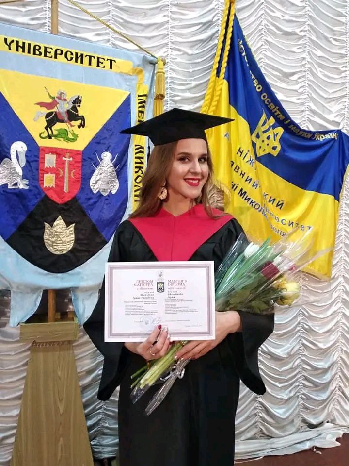 ДІвчина з дипломом