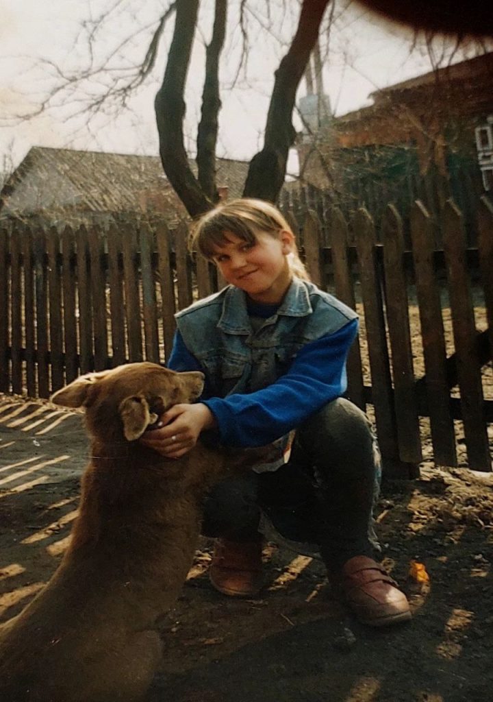 Дівчинка з собакою