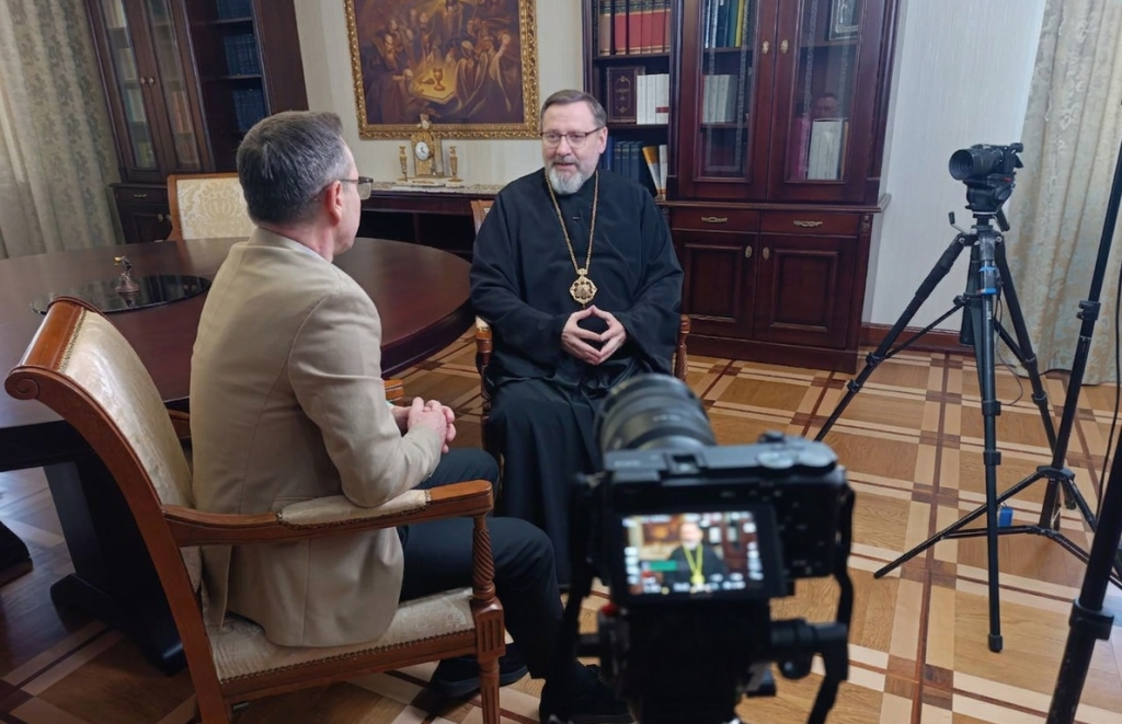 Віталій Стебенєв і Блаженніший Святослав (Шевчук). Робоча обстановка при зйомці інтерв'ю.